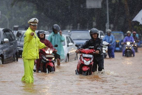 印尼连日豪雨 致首都成泽国部分地区交通瘫痪