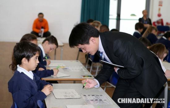 中国教师走进英国小学课堂 教九九乘法表[1]