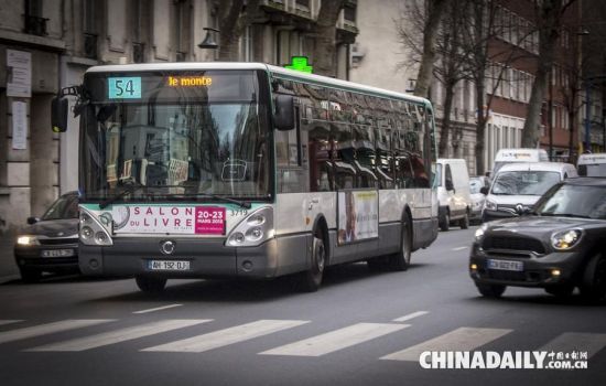3月21日,一辆公交车行驶在巴黎市区的街道上. 新华社记者陈晓伟摄