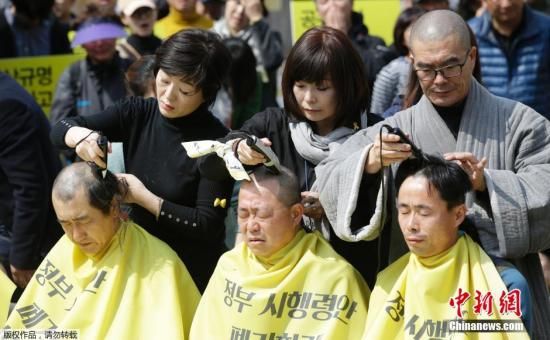 资料：韩国民众悼念岁月号事件遇难者