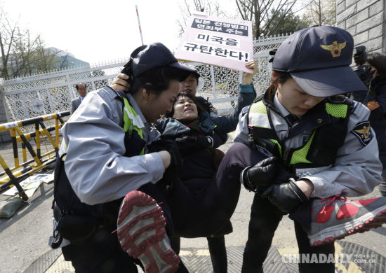 韩国民众抗议美国防部长访问 与警察激烈冲突[1]- 中国日报网_新浪新闻