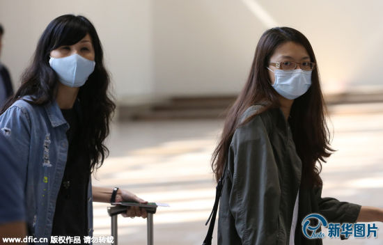 当地时间5月28日,韩国首尔,韩国国内中东呼吸综合征(MERS)患者人数已增至7人。图为首尔金浦国际机场内的乘客们戴着口罩。 图片来源:东方IC