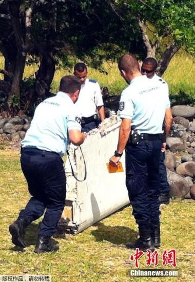 当地时间7月29日，在该岛海岸线上发现飞机残骸。