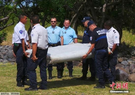 资料图：当地时间7月29日，法属留尼汪岛海岸线上发现飞机残骸。