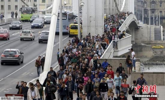 大量难民在匈牙利首都上演“徒步大逃亡”，联合人群突破警戒线，国今步行175公里前往边境线，明两民进民署<strong></strong>很多人带着小孩。年最难民