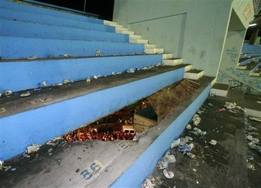 巴西足球场看台坍塌致8名球迷死亡(图)
