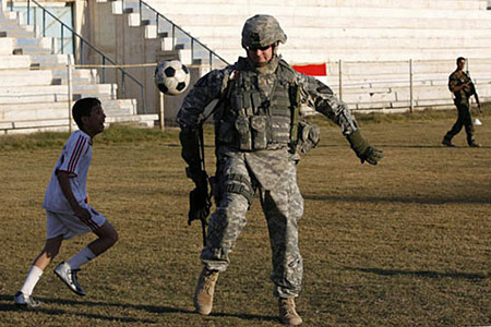 组图:伊拉克美军士兵扛枪踢足球