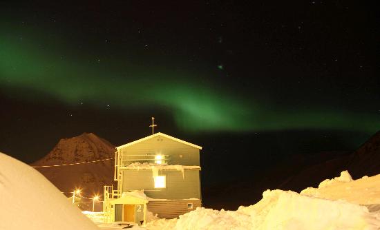 图文:挪威朗伊尔城再现美丽的极光(1)