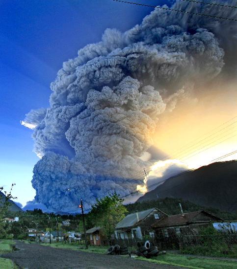 图文：（国际）（1）智利柴滕火山附近部分居民撤离