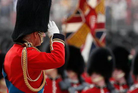 组图英国查尔斯王子参加军旗敬礼分列式排练