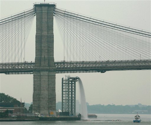 图文:纽约布鲁克林大桥人造瀑布侧面