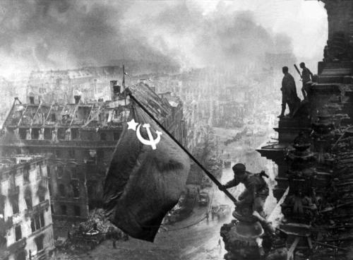苏联红军将红旗插上柏林国会大厦.