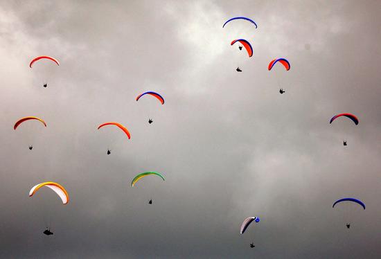 组图：英国举行2008年滑翔伞杯比赛