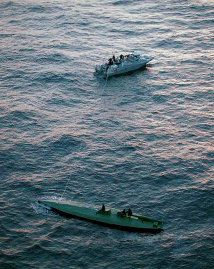 组图：墨西哥海军截获自制运毒潜艇