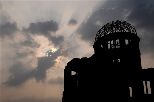 组图：日本纪念广岛原子弹爆炸63周年