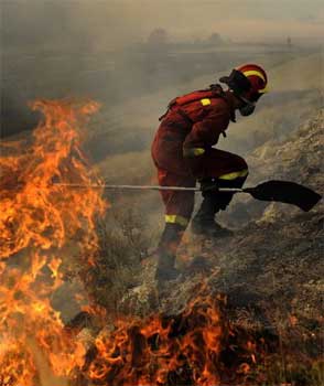西班牙东北部发生山林大火(组图)