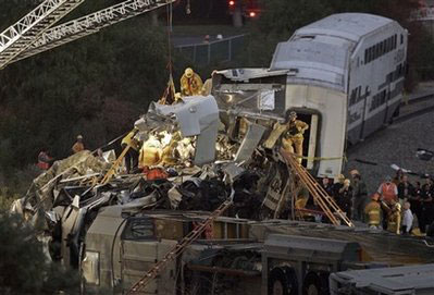 洛杉矶火车相撞已致10人死亡40余人受伤(组图)