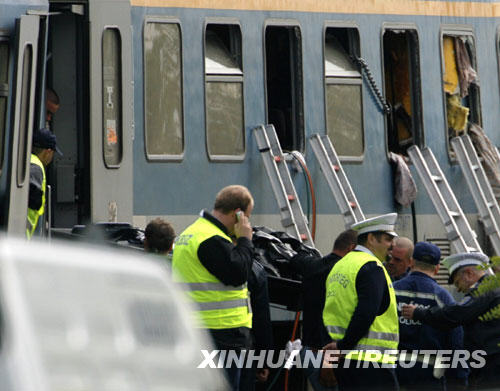 匈牙利火车追尾致4人死亡26人受伤(组图)