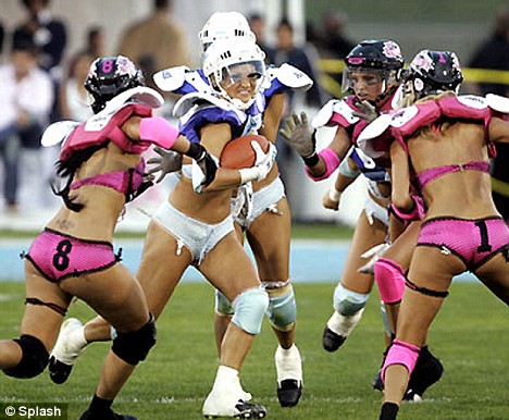 美国女子身着运动内衣打橄榄球(组图)