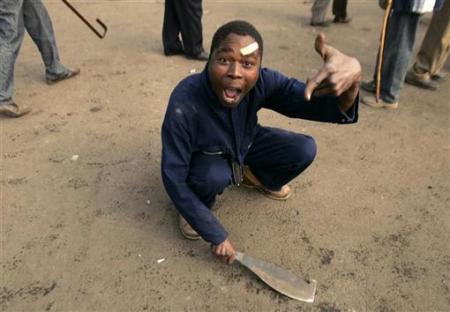 2008年5月20日,南非,一位男子在冲突期间磨他的大砍刀.