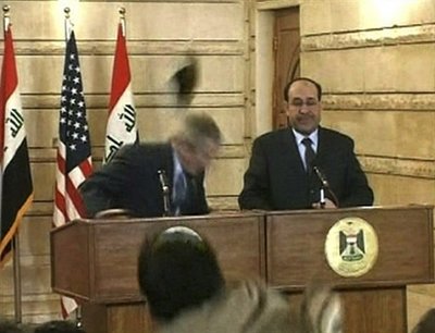 布什在伊拉克出席记者会遭扔鞋袭击(组图)