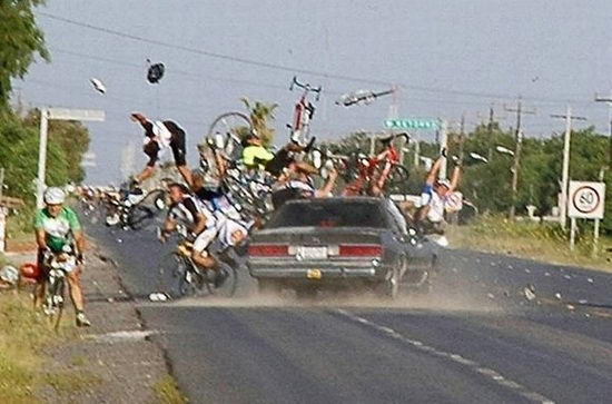 图文:汽车撞上参加自行车比赛的选手