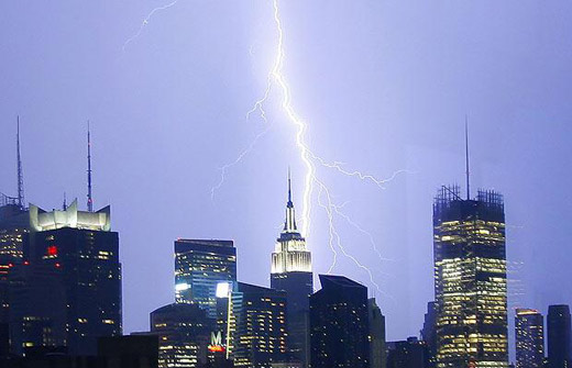 图文：纽约帝国大厦被闪电击中
