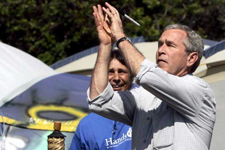图文：布什被圆珠笔击中