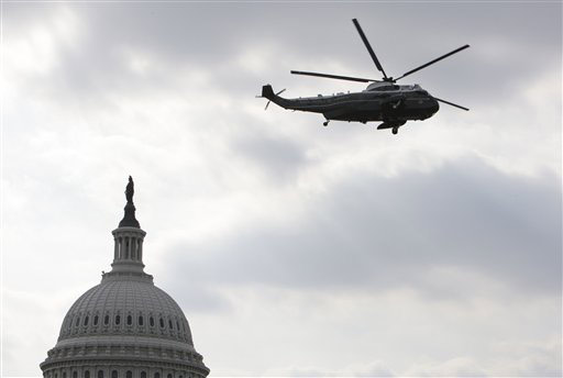 组图：布什夫妇乘坐直升机离开国会山