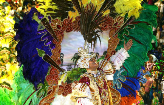 组图:巴西里约狂欢节开始桑巴舞队表演