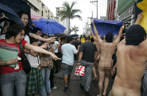 菲律宾高校男生以裸奔方式抗议学费高涨(图)