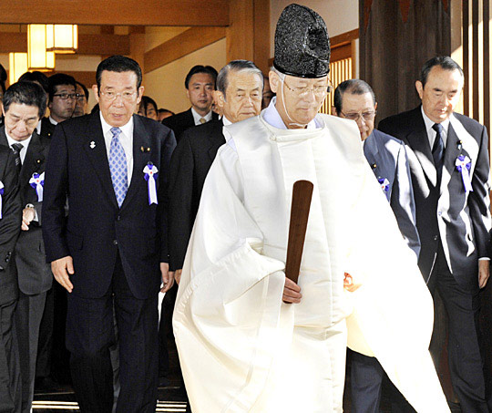 日本87名议员108名议员代理参拜靖国神社(图)