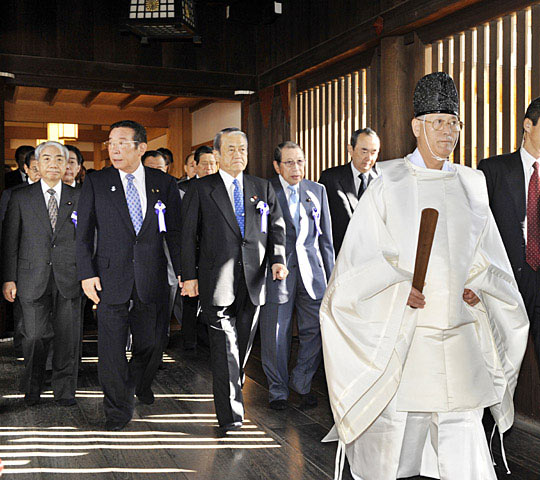 日本87名议员108名议员代理参拜靖国神社(图)