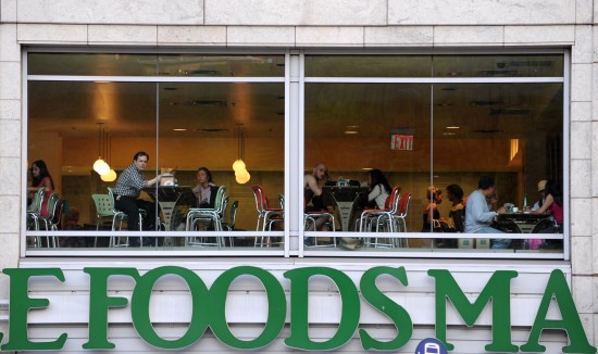 图文:美国纽约市民在餐馆用餐