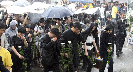 组图：韩国民众冒雨悼念卢武铉