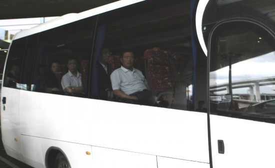 图文:中国乘客家属乘大巴离开巴黎戴高乐机场