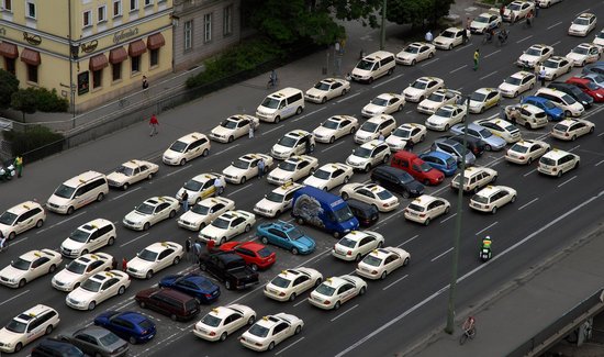 组图:柏林出租车司机集会抗议税率上涨