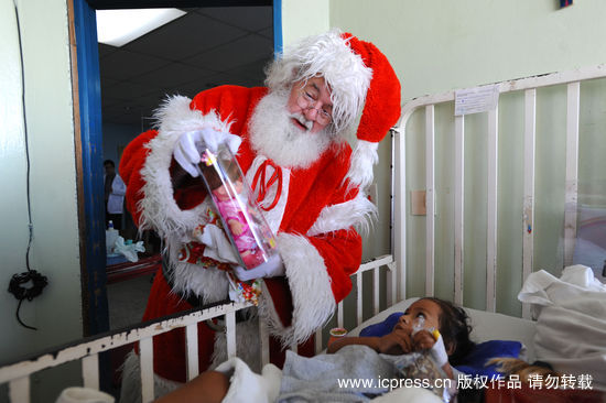 组图:萨尔瓦多圣诞老人为患病儿童送礼物