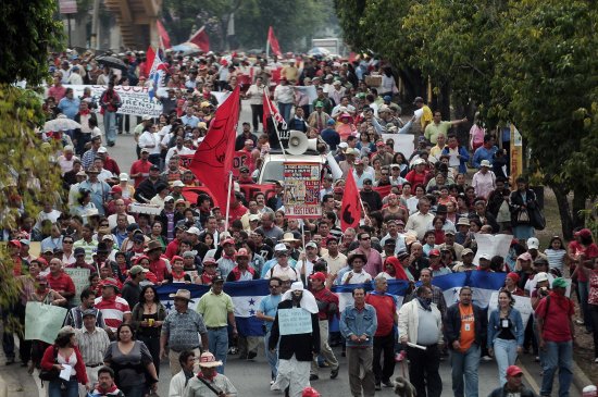 组图:洪都拉斯首都爆发大规模游行示威