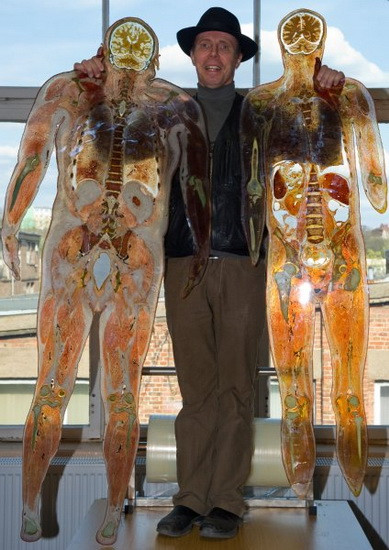 冯.哈根斯博士展示两具塑化人体横截面标本.