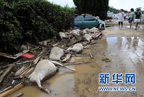 法国南部遭受水灾25人死亡13人失踪(组图)