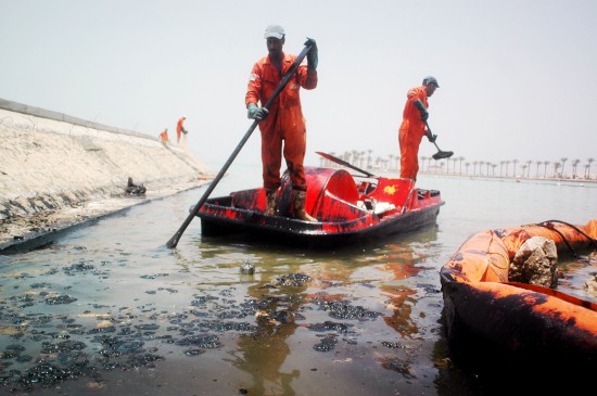 埃及红海海滨泄漏原油蔓延20公里(组图)
