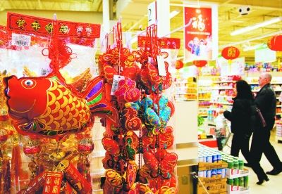 1月28日，顾客在加拿大多伦多市区一家华人超市的年货街商品区选购年货 新华社发