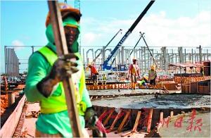 建筑工人正在马来西亚关丹北部郊区赶建世界最大稀土冶炼厂。 