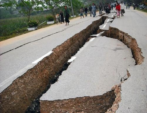 组图:缅甸强震后路面现裂缝 灾民担心余震露天过夜