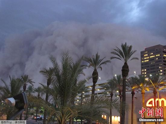 美国凤凰城遭沙尘暴袭击多个航班取消(图)