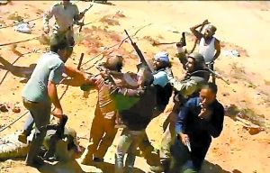 这段视频显示，卡扎菲被捕后曾遭多人殴打。