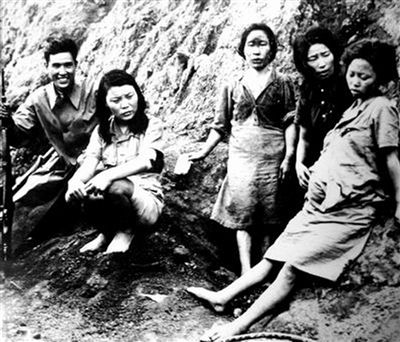 1944年9月被中国军队收容的慰安妇。 1944年9月被中国军队收容的慰安妇。