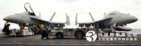 2010年11月，美韩海军黄海军演期间，美军华盛顿号核动力航母“超级大黄蜂”舰载战斗攻击机正在准备弹射起飞。
