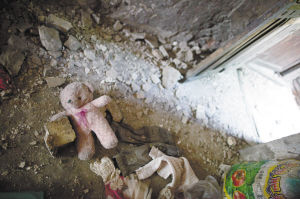 洛泽河镇一家商店内一只玩具熊孤独地躺在地上 ■ 都市时报记者 马闪山